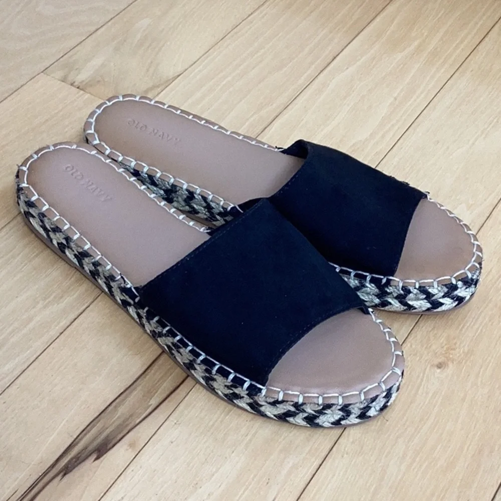 Old Navy woven rope and faux suede slide on sandals. Women’s size 10